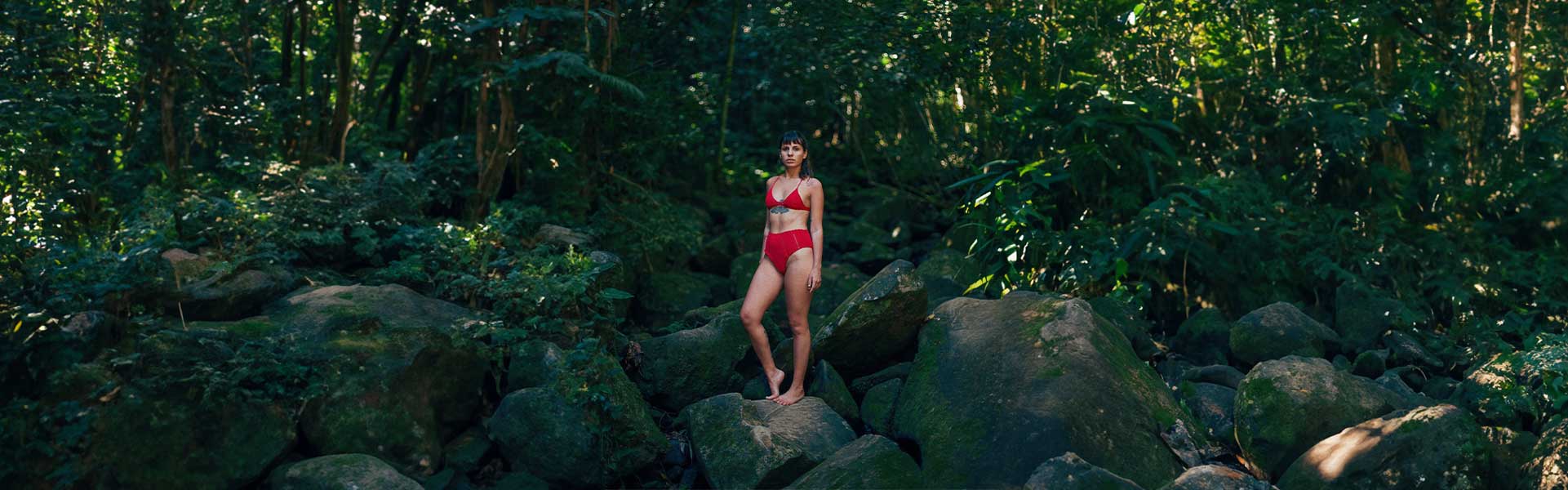 Bárbara em meio às pedras na floresta